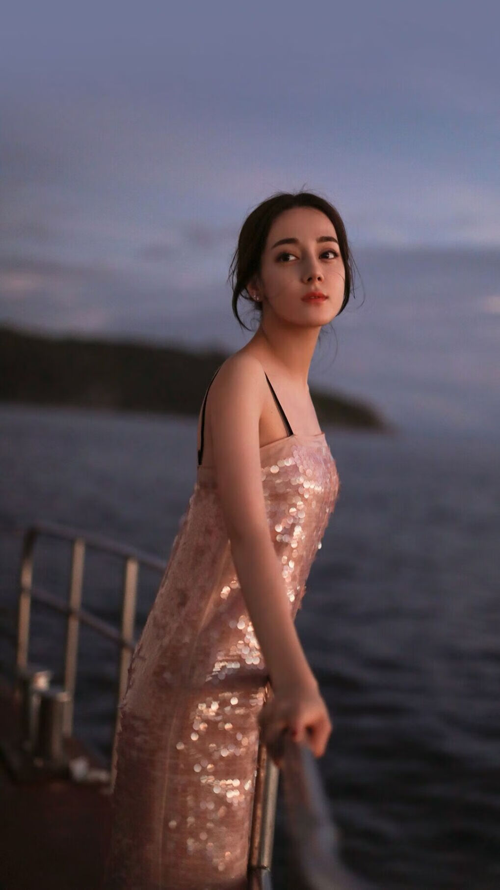 开云体育-曼联在主场逆转取胜，积分追赶领先榜首